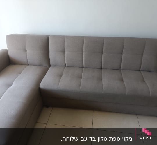 ספה אפורה על רצפת אריחים בהירה